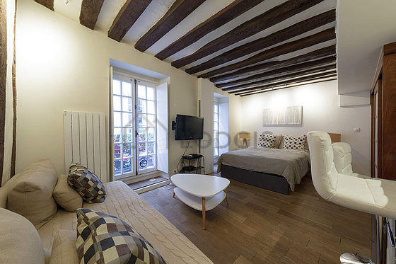 Séjour calme équipé de 1 lit(s) de 160cm, télé, placard