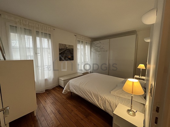Chambre avec fenêtres donnant sur cour
