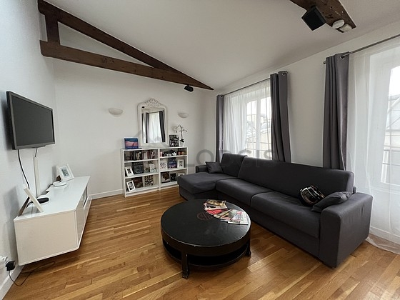 Salon avec du parquet au sol