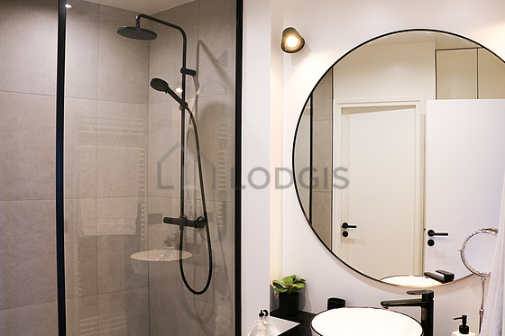 Belle salle de bain claire avec du carrelage au sol