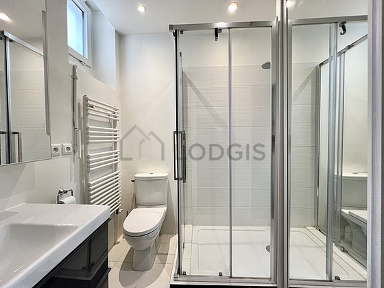 Salle de bain équipée de placard