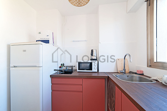 Belle cuisine avec du carrelage au sol