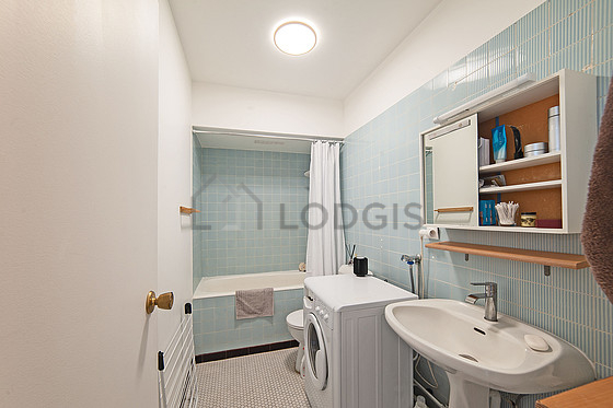 Belle salle de bain claire avec du carrelage au sol