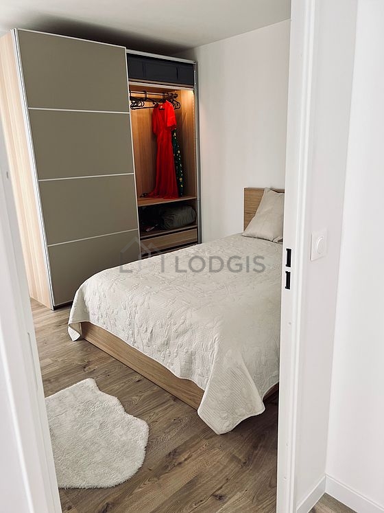 Chambre avec fenêtres double vitrage