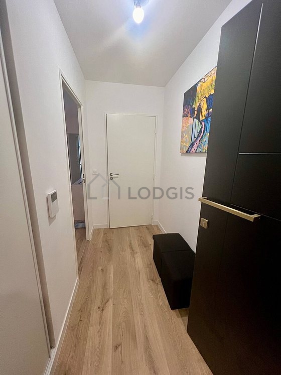 Belle entrée avec du parquet au sol