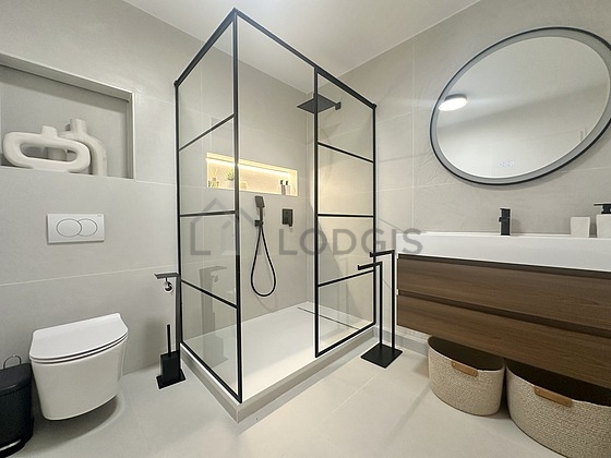 Beautiful and bright bathroom with tile floor