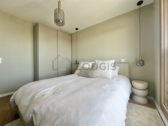 Chambre lumineuse équipée de placard, table de chevet