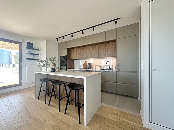 Cuisine équipée de lave linge, réfrigerateur, hotte, vaisselle