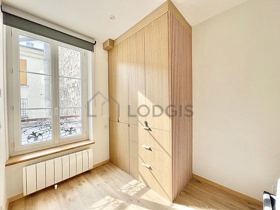 Chambre très lumineuse équipée de penderie