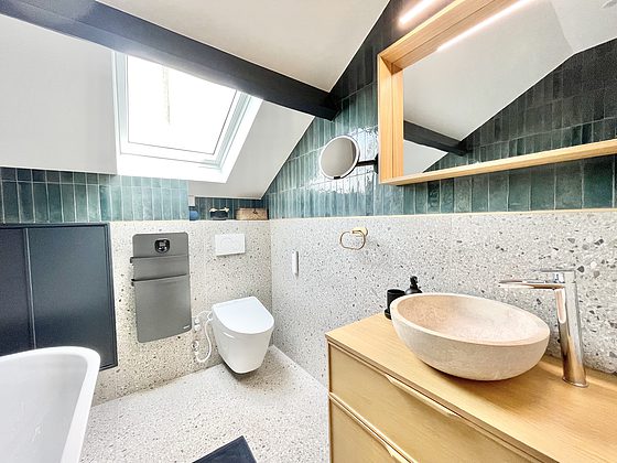Salle de bain équipée de baignoire