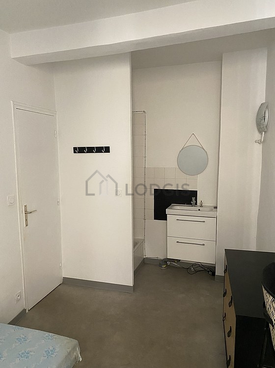 Chambre avec fenêtres