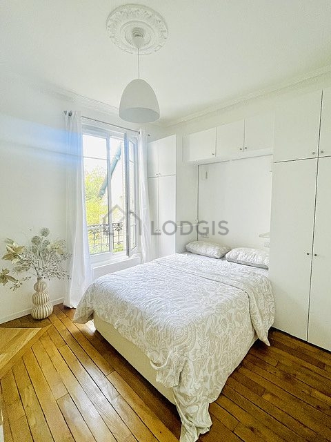 Chambre avec du parquet au sol