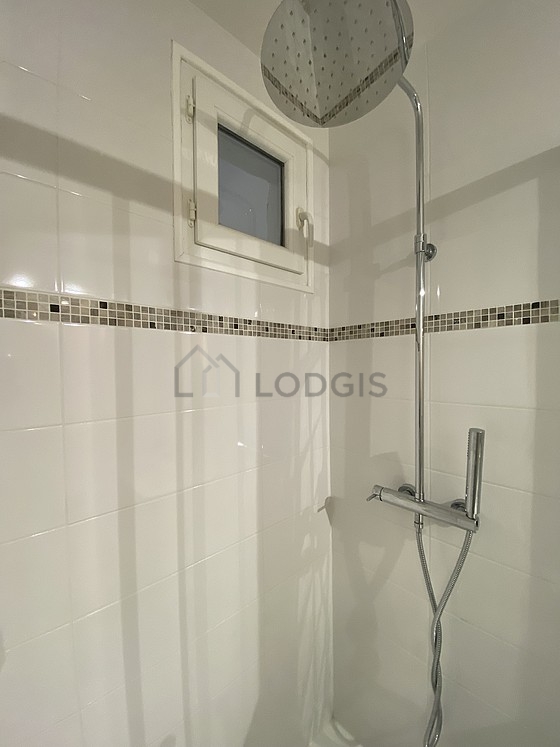 Salle de bain avec du carrelage au sol