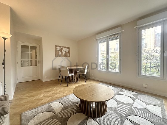 Beautiful, quiet and bright sitting room of an apartment in Paris