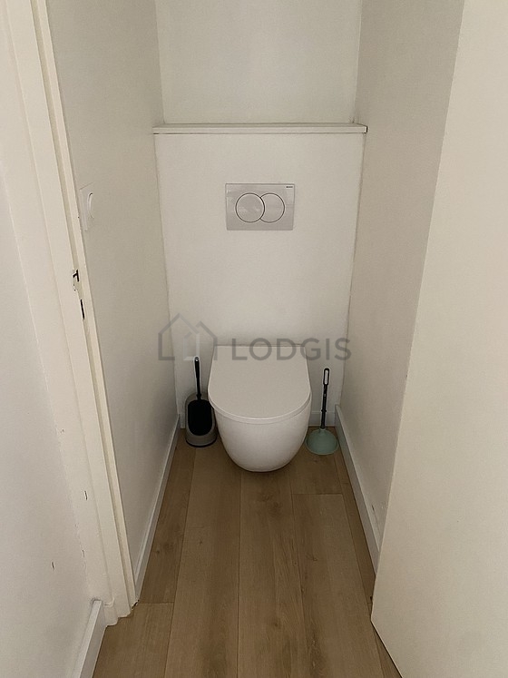 Toilettes indépendantes de la salle d'eau