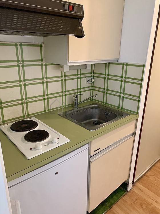 Cuisine équipée de plaques de cuisson, réfrigerateur, freezer, hotte