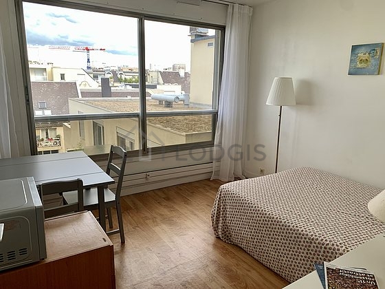 Salon avec du linoleum au sol