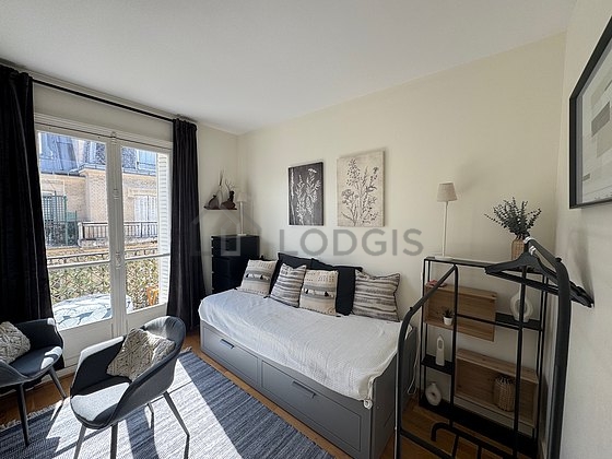 Chambre avec du parquet au sol