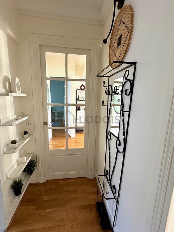 Belle entrée avec du parquet au sol