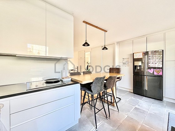 Cuisine équipée de lave vaisselle, plaques de cuisson, réfrigerateur, freezer