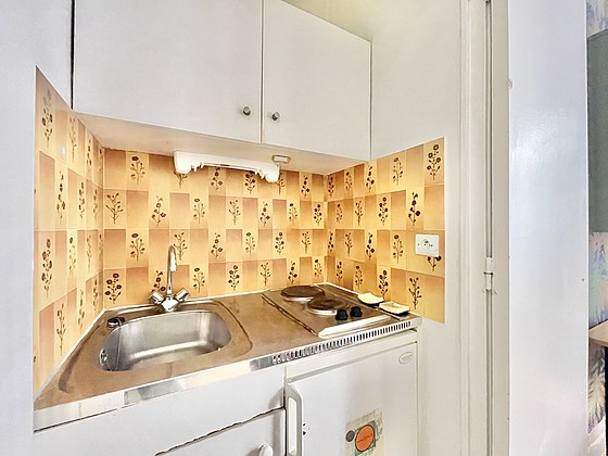 Cuisine équipée de plaques de cuisson, réfrigerateur