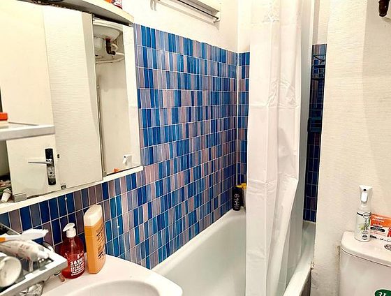 Salle de bain avec du carrelage au sol
