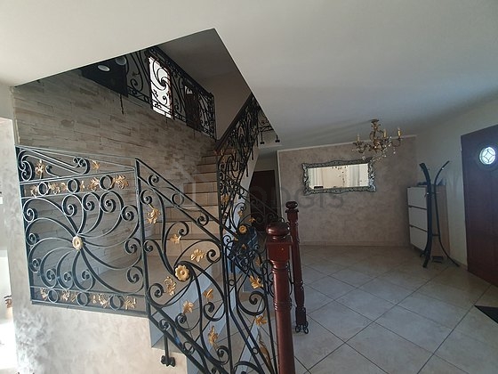 Cage escalier with tile floor