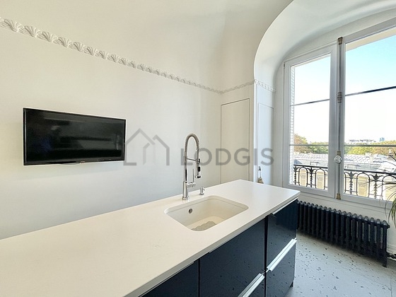 Cuisine équipée de lave vaisselle, plaques de cuisson, réfrigerateur, freezer