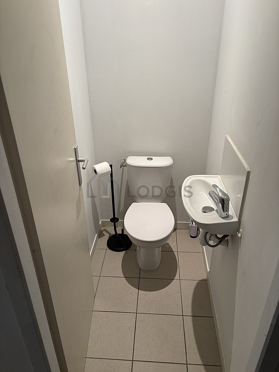 Toilettes indépendantes de la salle d'eau