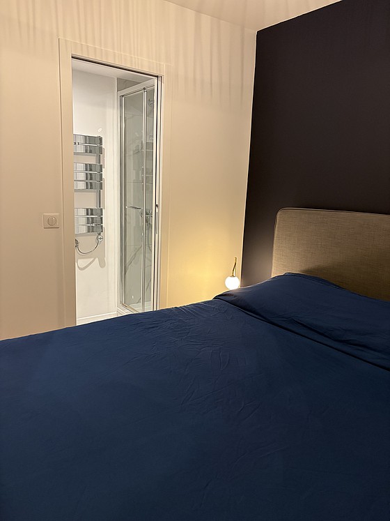 Chambre avec fenêtres