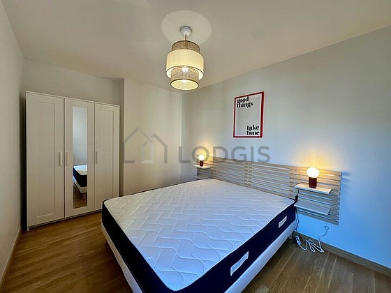 Chambre avec fenêtres