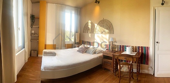 Chambre avec du parquet au sol