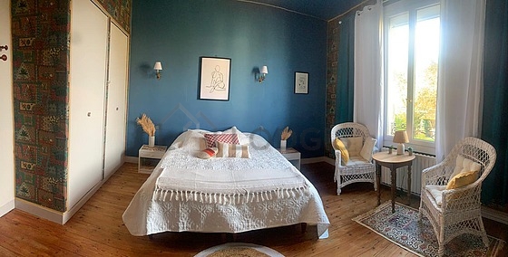 Chambre avec du parquet au sol