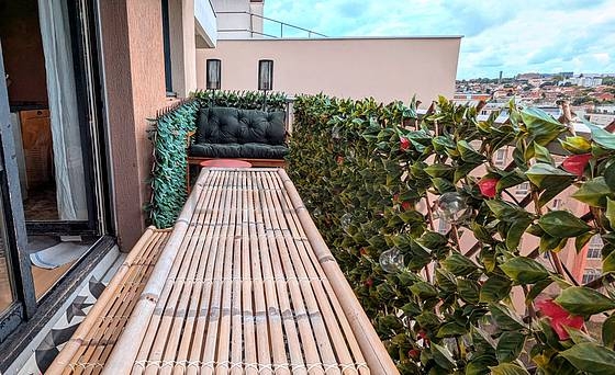 Terrasse calme et lumineuse