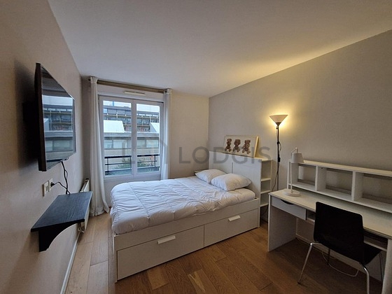 Chambre avec du parquet au sol