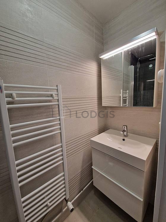 Salle de bain équipée de lave linge, sèche linge