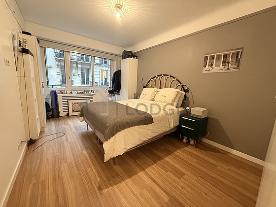 Chambre avec du parquet au sol