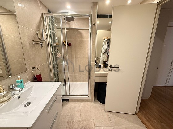 Salle de bain avec du carrelage au sol