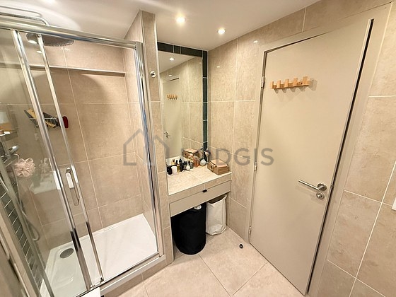 Salle de bain équipée de douche séparée, radiateur sèche-serviettes