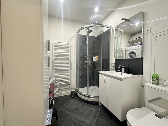 Belle salle de bain claire avec du carrelage au sol