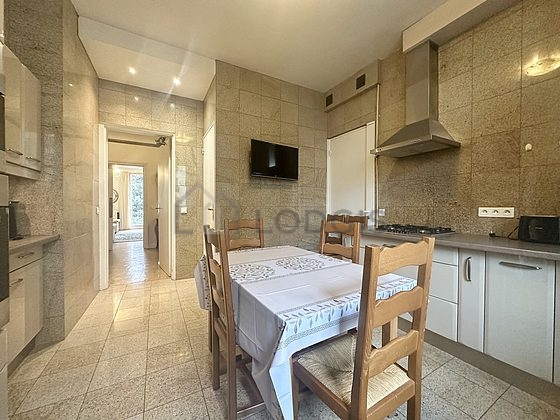 Belle cuisine avec du carrelage au sol