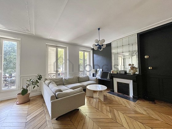 Salon avec du parquet au sol