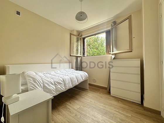 Chambre avec du parquet au sol