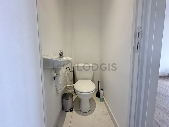 Toilettes indépendantes de la salle d'eau