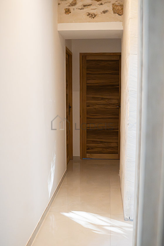 Couloir with tile floor