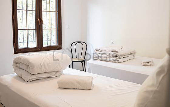 Chambre avec fenêtres