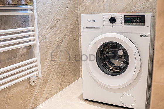 Salle de bain équipée de lave linge, douche séparée, radiateur sèche-serviettes