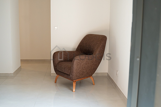 Salon avec du carrelage au sol