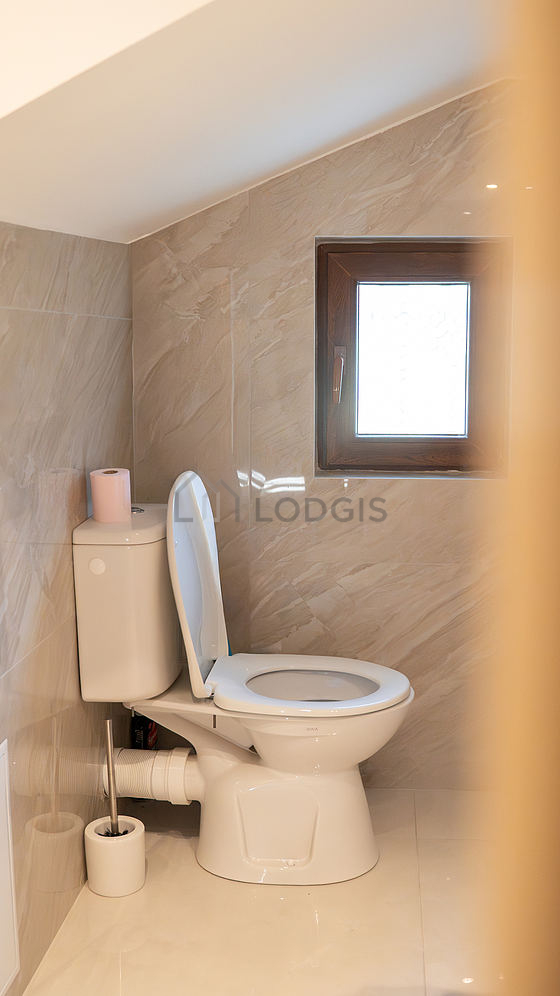 Salle de bain avec du carrelage au sol