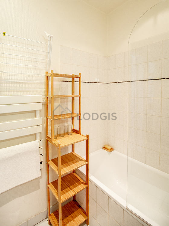 Salle de bain équipée de baignoire